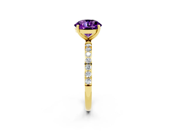Yellow gold Round Cut Amethyst Solitaire Ring with Round Pavé Shoulders and Prong Setting