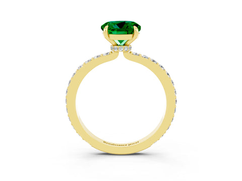 Yellow gold Round Cut Emerald Solitaire Engagement Ring with Pavé Band and Four-Prong Setting_3