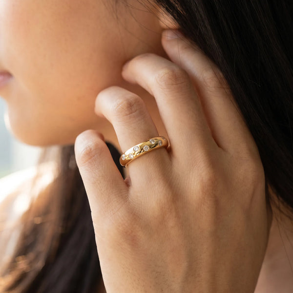 Yellow gold Round Diamond Flush-Set Comfort Fit Band