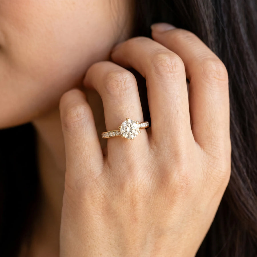 Yellow gold Round Solitaire Diamond Twist Band with Pavé Setting and Four-Prong Setting