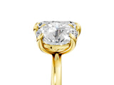 Yellow gold Round and Emerald Toi Moi Ring with Prong Setting and Plain Band 5