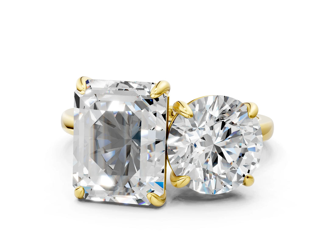 Yellow gold Round and Emerald Toi Moi Ring with Prong Setting and Plain Band