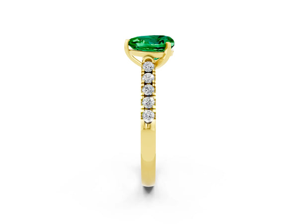 Yellow gold Heart Cut Emerald Pavé Band Solitaire Ring with Prong Setting