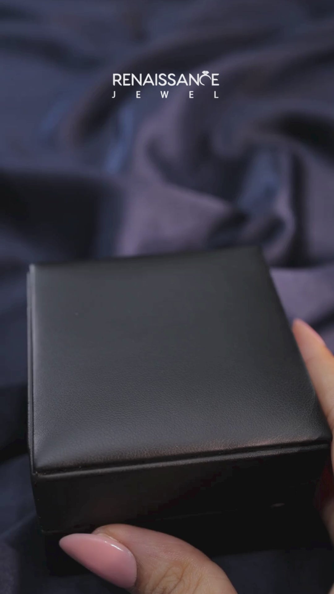 Yellow gold Marquise Solitaire with Side Stones on a Pavé Band and Four-Prong Setting 3