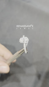 White gold Oval Cut Diamond Solitaire Ring with Split Shank and Prong Setting