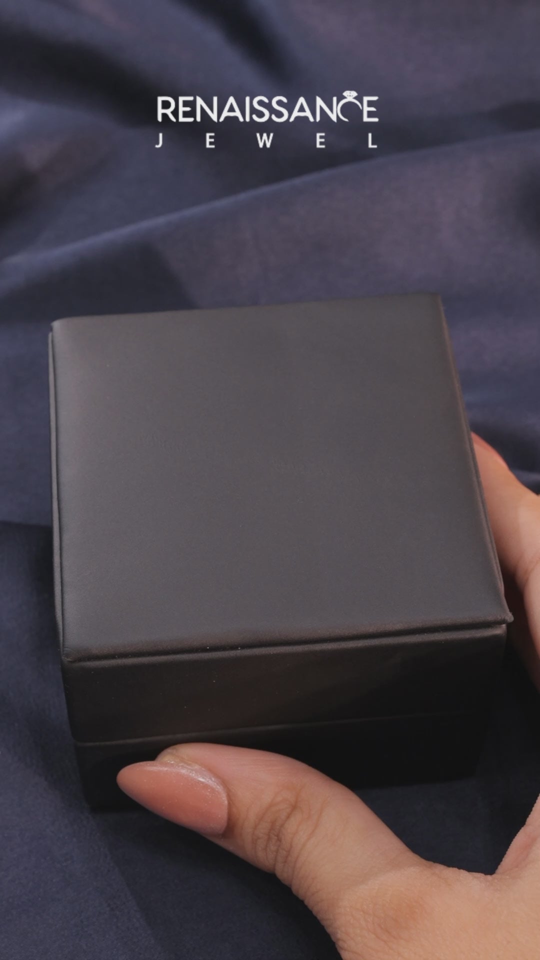 Yellow gold Oval Halo Diamond Ring with Solitaire Band and Prong Setting_20