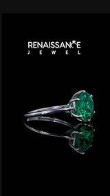 Silver Round Cut Emerald Solitaire Ring with Flower Prong Setting and Classic Band