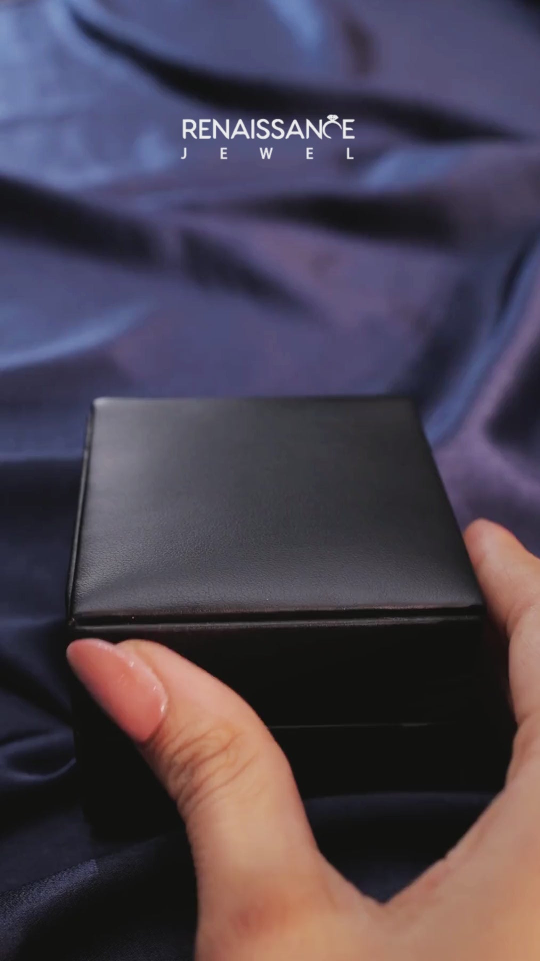 White gold Emerald Cut Diamond Pavé Band with Four-Prong Setting 6