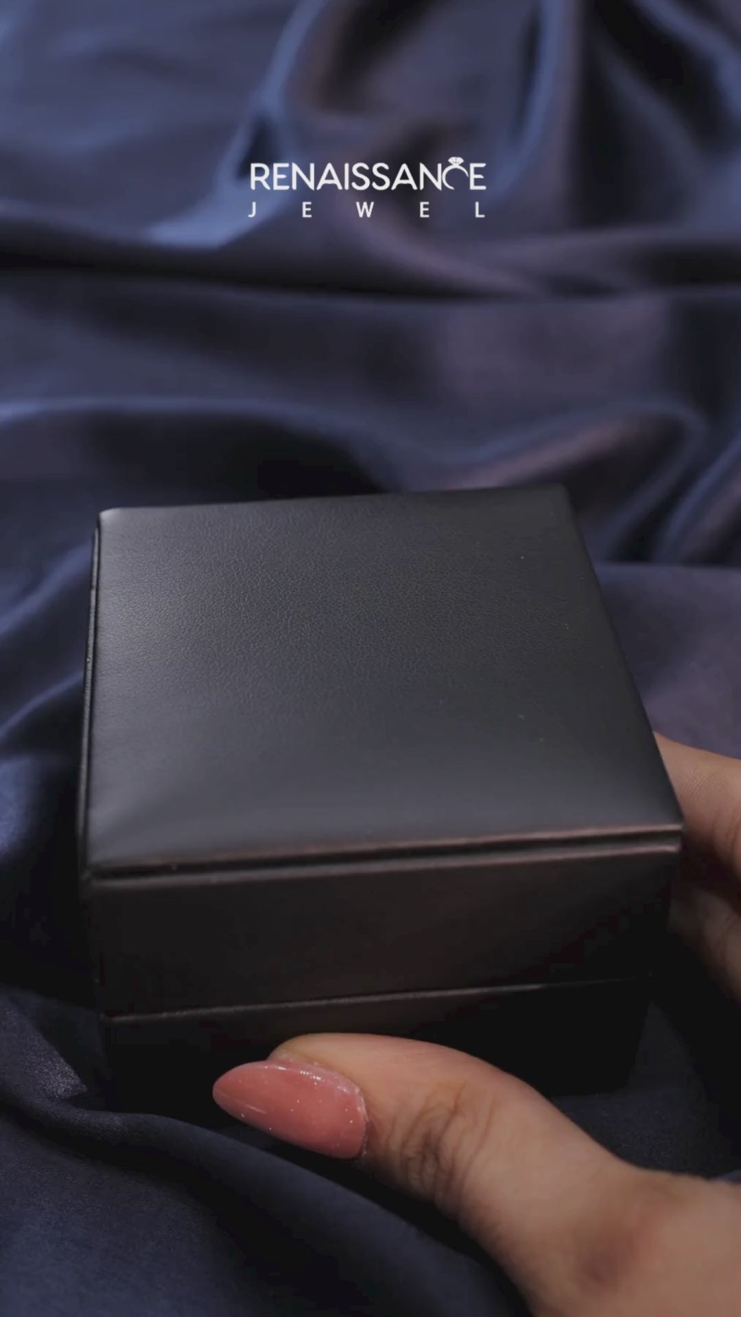 Yellow gold Round Solitaire Diamond Pavé Band with Four-Prong Setting 6