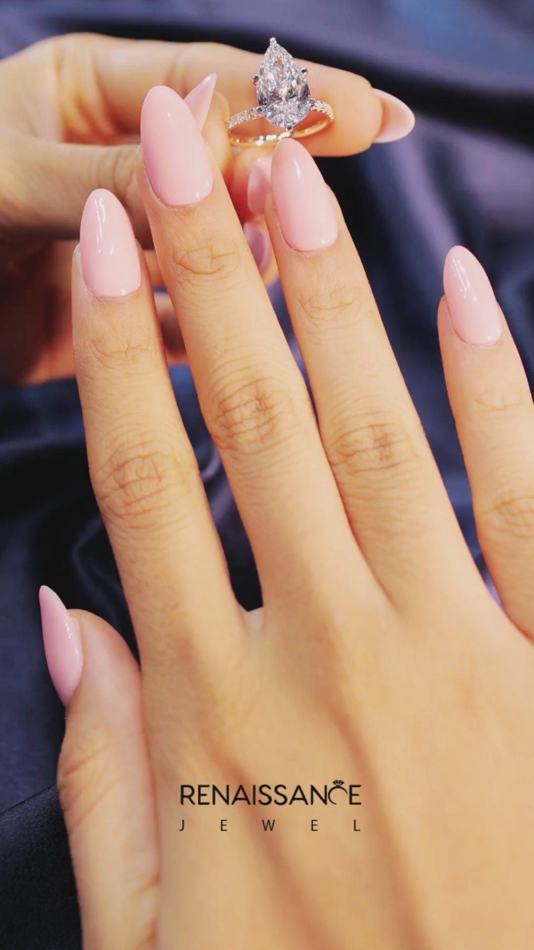 Yellow gold Pear Solitaire Diamond Pavé Band with Four-Prong Setting 6